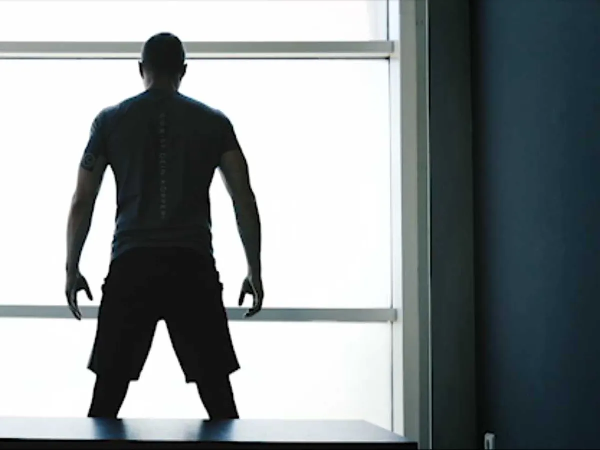Sportler am Fenster des Trainingsbereichs