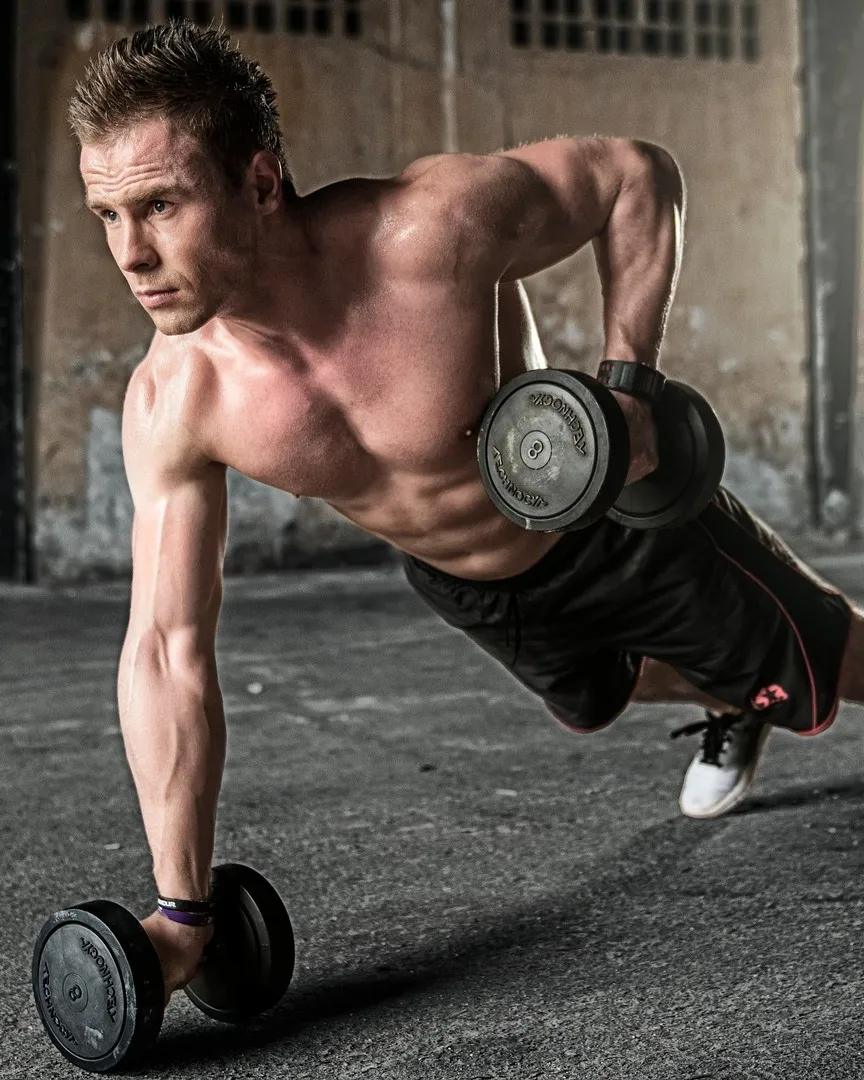 Liegestütz mit Kurzhanteln – Training im PowerHOUSE Neustadt